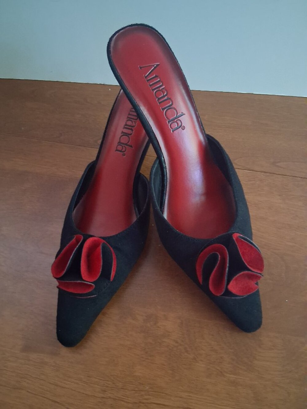 Vtg AMANDA Piourette Black Red Floral Pointed Toe Kitten Heel Mules – Size 7.5M